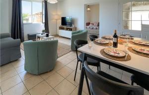 comedor y sala de estar con mesa y sillas en 3 Bedroom Lovely Apartment In Maulon Darmagnac, en Mauléon-dʼArmagnac