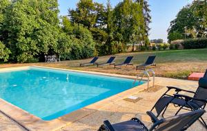 Bazén v ubytovaní Cozy Apartment In Mauléon Darmagnac alebo v jeho blízkosti