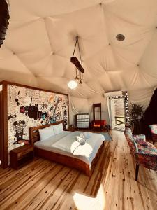 um quarto com uma cama numa tenda em Sapanca Green Dome em Sapanca