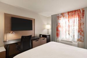 una camera d'albergo con letto, scrivania e TV di Fairfield Inn & Suites Wheeling - St. Clairsville, OH a Saint Clairsville