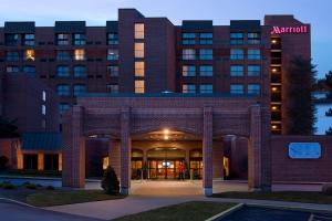 ein großes Backsteingebäude mit einem Torbogen davor in der Unterkunft Marriott Providence Downtown in Providence