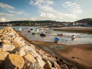 um grupo de barcos em uma massa de água em Aspen House - Apartment 3 em Colwyn Bay