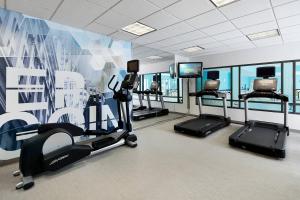 einen Fitnessraum mit Kardiogeräten in einem Gebäude in der Unterkunft SpringHill Suites by Marriott Richmond North/Glen Allen in Richmond