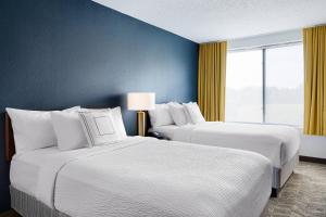 リッチモンドにあるSpringHill Suites by Marriott Richmond North/Glen Allenのベッドが2つと窓があるホテルの部屋 +12枚の写真