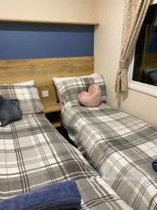 プレスタティンにあるPresthaven Sandsのベッド2台が隣同士に設置された部屋です。