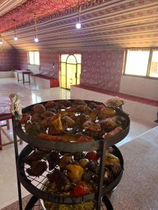 瓦迪拉姆的住宿－Raja camp，房间里的桌子上放着一盘食物
