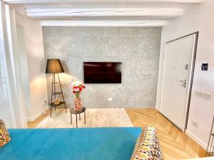 salon z kanapą i wazą kwiatów w obiekcie 1min da Lago e Duomo Prestigioso appartamento w Como