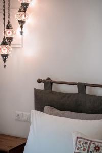 Postel nebo postele na pokoji v ubytování Venetian Palace Chania