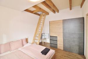 Łóżko lub łóżka w pokoju w obiekcie Apartmany Troll