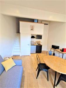 Η κουζίνα ή μικρή κουζίνα στο Appart lumineux de l'Hôtel de Ville +4 φωτογραφίες