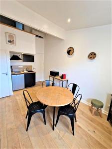 Η κουζίνα ή μικρή κουζίνα στο Appart lumineux de l'Hôtel de Ville