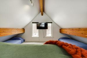 Säng eller sängar i ett rum på Spacious Wasilla Home about 1 Mi to Boat Launch!