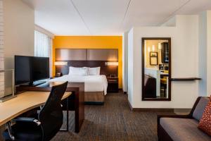 Habitación de hotel con cama y escritorio en Residence Inn by Marriott Regina, en Regina