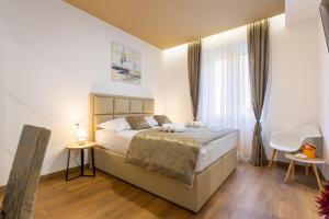 um quarto com uma cama e uma janela em Luxury Rooms Fetivi em Split