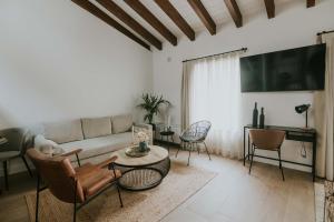 sala de estar con sofá y mesa en Puracepa - Urban Suites, en Haro