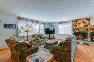 ein Wohnzimmer mit 2 Sofas und einem Kamin in der Unterkunft Cozy Anchorage Vacation Rental with Deck, Gas Grill in Anchorage