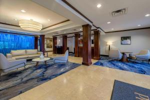 vestíbulo con sofá, mesa y sillas en Fairfield Inn & Suites by Marriott Slippery Rock, en Slippery Rock