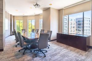 um escritório com uma sala de conferências com uma mesa e cadeiras em Courtyard by Marriott Silver Spring Downtown em Silver Spring