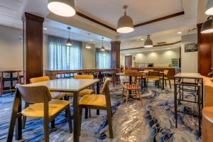 Slippery RockにあるFairfield Inn & Suites by Marriott Slippery Rockのテーブルと椅子が備わるレストラン