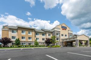 una representación de un hotel con aparcamiento en Fairfield Inn & Suites by Marriott Slippery Rock en Slippery Rock