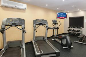 um ginásio com duas máquinas de piso e uma televisão de ecrã plano em Fairfield Inn & Suites by Marriott Vernon em Vernon