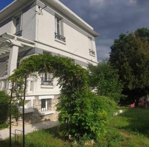 Vonkajšia záhrada v ubytovaní Logement à 30min de la défense avec piscine privative