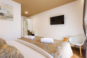 um quarto com uma cama com duas toalhas em Luxury Rooms Fetivi em Split