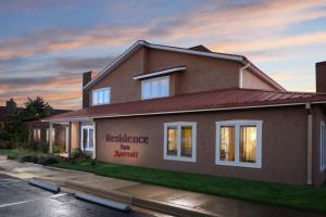 un bâtiment avec une résidence auberge anaheim au coucher du soleil dans l'établissement Residence Inn Santa Fe, à Santa Fe