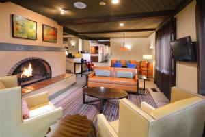 - un salon avec une cheminée et un canapé dans l'établissement Residence Inn Santa Fe, à Santa Fe