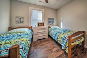 - une chambre avec 2 lits et une commode dans l'établissement Charming Cottage with Yard Less Than 1 Mi to Lake Erie!, à Geneva