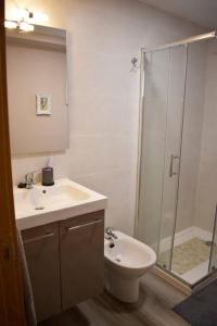 a bathroom with a shower and a sink and a toilet at Departamento céntrico para disfrutar en familia in Sagunto