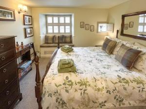 um quarto com uma cama grande e uma cómoda em The Barn At Woodland View em Barlow