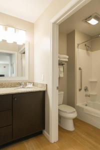 y baño con aseo, lavabo y bañera. en TownePlace Suites Winchester, en Winchester