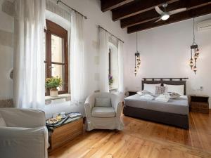 Postel nebo postele na pokoji v ubytování Venetian Palace Chania