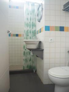 ベヘール・デ・ラ・フロンテーラにあるCasa Lauraのバスルーム(洗面台、トイレ付)