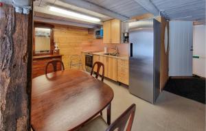 Virtuvė arba virtuvėlė apgyvendinimo įstaigoje Cozy Apartment In Vedum With Wifi