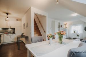 cocina y sala de estar con mesa y sillas en Ferienwohnung Weidenblick en Varel