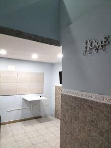 baño con lavabo y pared en G&G Capodimonte en Nápoles
