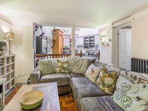 sala de estar con sofá y mesa en Emilys Cottage en Broadstairs