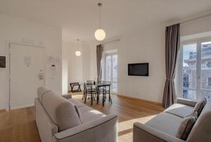 un salon avec deux canapés et une salle à manger dans l'établissement ByMe Torino 85, à Turin