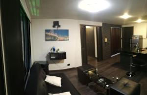 santorini delauxe في بيريرا: غرفة معيشة مع أريكة وكرسي