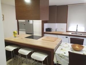 a kitchen with a island with a counter top at VILLA RAICES. Agradable casa con piscina in Baiona