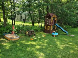 un pequeño parque infantil con parque infantil y tobogán en LovelyHouse!Escape&Nature!HiSpeedInternet!, en Long Pond