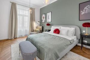 Schlafzimmer mit einem großen Bett und einem roten Kissen in der Unterkunft Štýlový apartmán v centre mesta in Bratislava