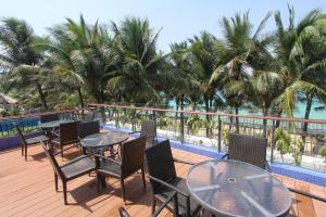 Bazén v ubytování Crown Regency Beach Resort nebo v jeho okolí