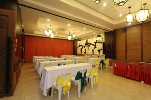 Restaurace v ubytování Crown Regency Beach Resort