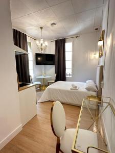 um quarto com uma cama, uma mesa e uma cadeira em Siboni Luxury Rooms - Adults Only em Tortosa