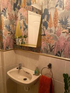 諾丁漢的住宿－Cheerful 3-bed detached home，一间带水槽和镜子的浴室