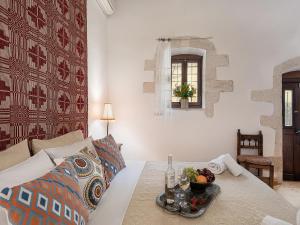 Una habitación con una cama y una mesa con un bol de fruta. en Venetian Palace Chania, en La Canea