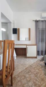 ein Wohnzimmer mit einem Stuhl und einem Spiegel in der Unterkunft Jacob's cottage Ideal Base for Balos & Elafonisi in Kissamos